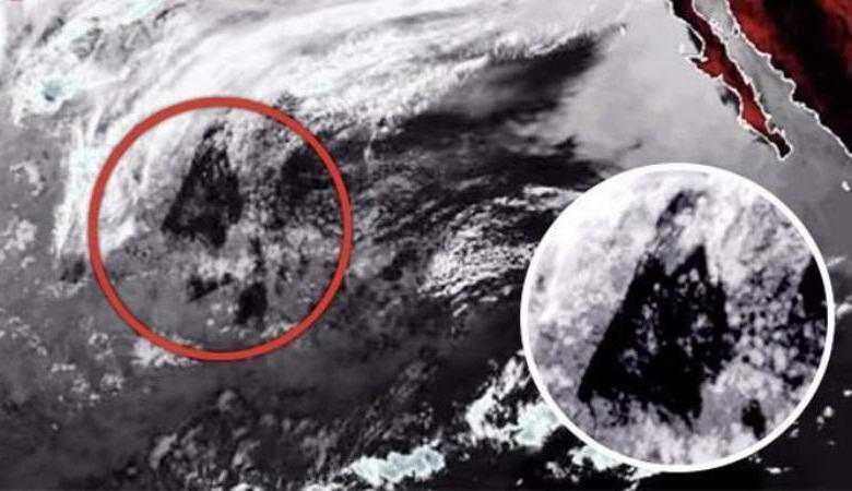 Orjaški črni trikotnik, opažen iz vesolja