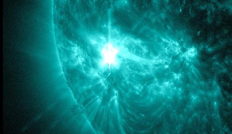 Ogromna sončna pega se obrača proti Zemlji.