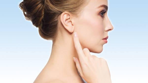 pekoč znak desnega ušesa 