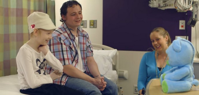 Govorilni igrač robot pomaga hospitaliziranim otrokom.