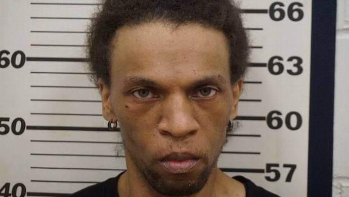 Ropar se je tri dni skrival pod posteljo v čudni hiši.