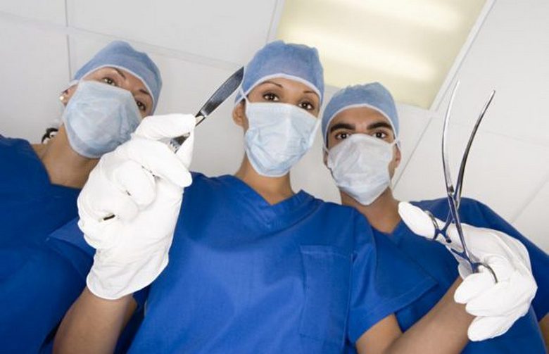 Kirurg je treba jesti - in točka je v klobuku!