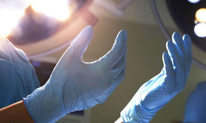 Kirurške škarje so ležale v trebuhu 18 let.