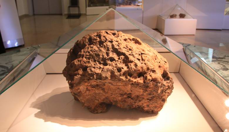 Odlomek čeljabinskega meteorita, shranjenega v muzeju, je označil za nevaren