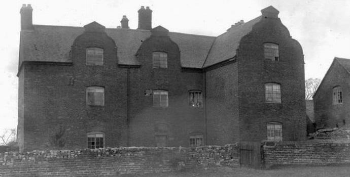 In pojavil se je duh ognjene angleške služkinje ...