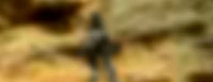 In spet se na Marsu sprehajajo humanoidi.