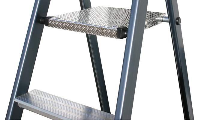 Poltergeist, ki se igra z lestvijo, je prestrašil delavca.