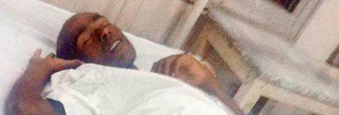 Indijanec se je dvignil ravno na mizi v mrtvašnici.