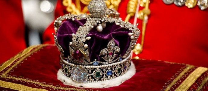 Indijci zahtevajo od britanske kraljice del njene krone.