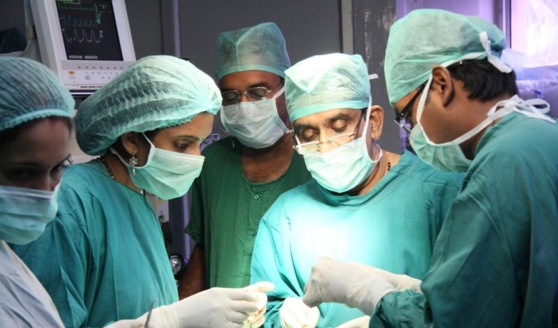 Indijski zdravniki so sedem letnemu otroku odstranili 526 zob.