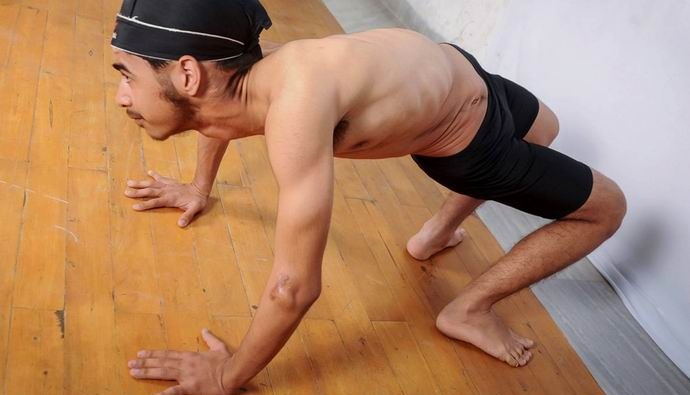 Indijski najstnik je internet udaril s prožnostjo svojega telesa