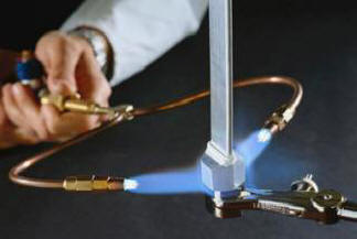 Inovativna naprava pretvori vodo v ogenj. Video.