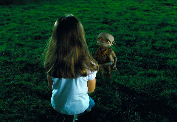 Tujci so le del skrivnostnega sveta okoli nas.