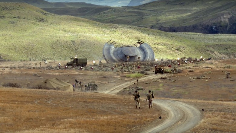 Tujci ne vzbujajo veliko zanimanja med zemljani.