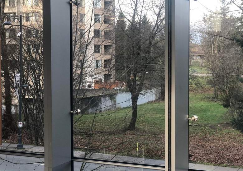 Britanec je skozi okno fotografiral zanimivo optično iluzijo.