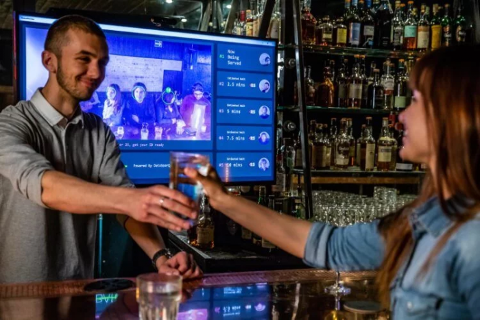 V barih Združenega kraljestva se bo namestila umetna inteligenca.