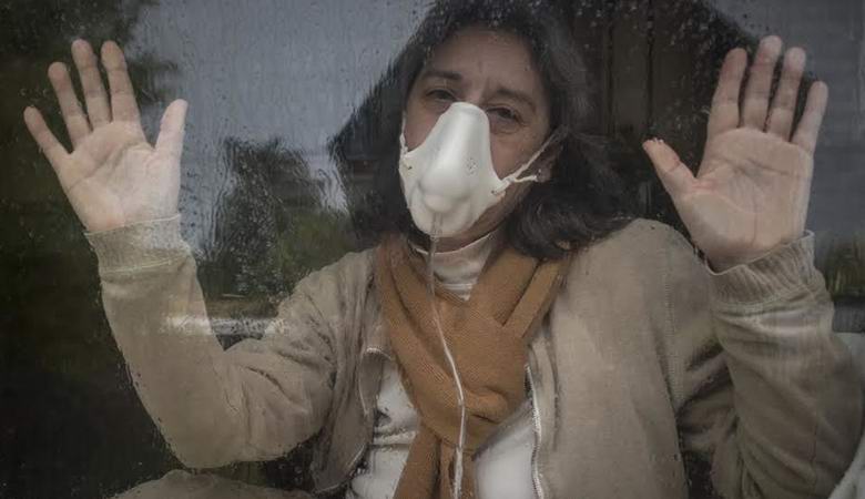 Španka že trinajst let živi v stekleni kletki in se ne more dotakniti svojega ljubljenega.