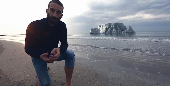 Italijan bo eno leto živel na taljenju ledene gore