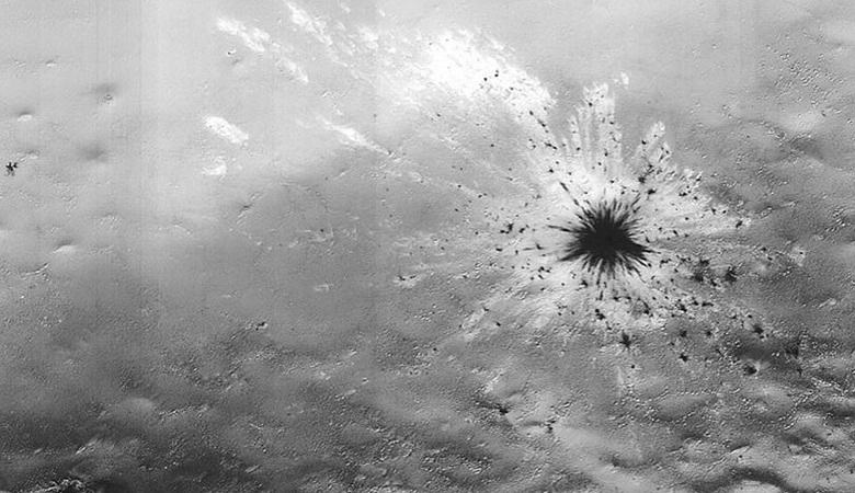 Nekaj ​​črnega se pojavi izpod površine Marsa