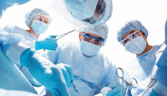 Velikemu parazitskemu dvojčku so odstranili malezijskega šolarja.