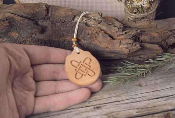 čar lipe na usnjeni vrvici 