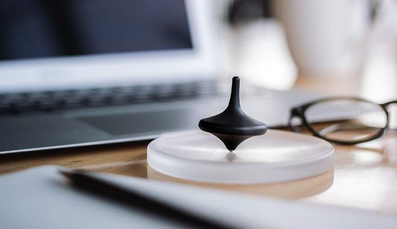 Izumljen vrteči se vrh, ki se lahko vrti več kot en dan.