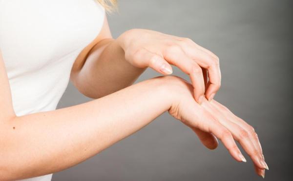 Na kaj se pripraviti, če vas srbi desna ali leva roka 