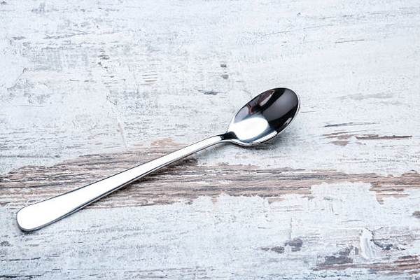 žlica je padla na tla znamenje 