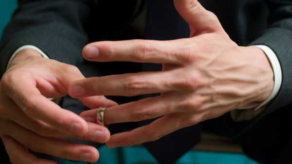 Sleči poročni prstan 