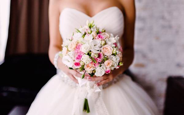 zakaj sanja neporočeno dekle o poročni obleki 