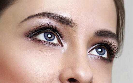 Kaj pomeni, če srbi med obrvmi 