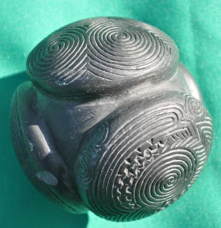 Kamniti atomi antike