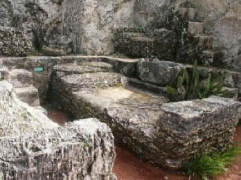 Kamniti bloki bloki lebdijo v zraku