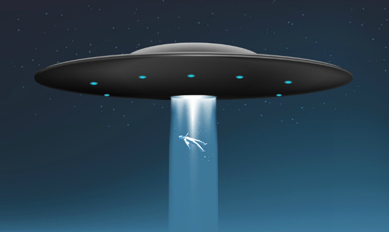 Nadzorna kamera zajame trenutek ugrabitve lastnika hiše s strani tujcev