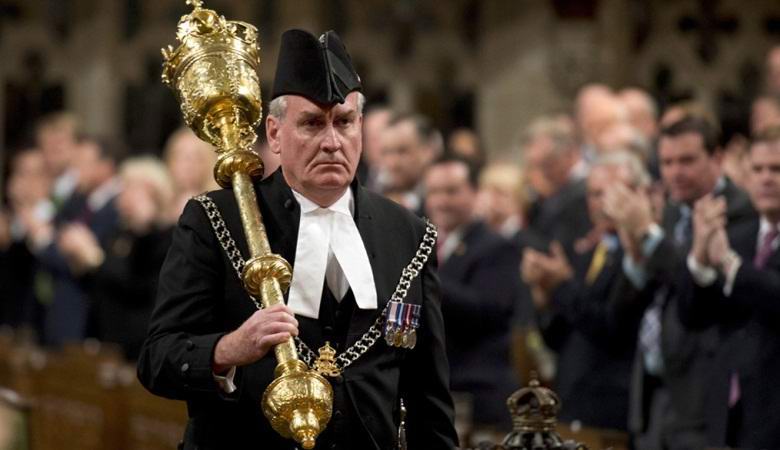 Kanadski diplomat trdi, da v njegovem veleposlaništvu živi hudič