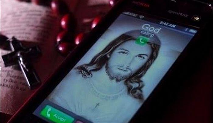 Katoliški duhovniki očitno prinašajo ...