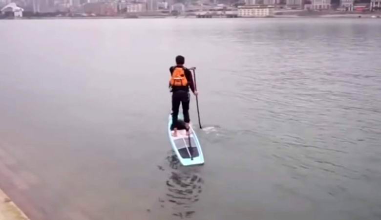 Kitajec se na zelo nenavaden način izogne ​​prometnim zamaškom.