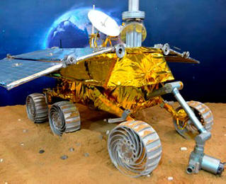 Kitajska izsiljeva ZDA z razkritjem lunarne prevare.