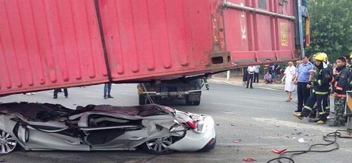 Kitajci so preživeli, potem ko jim je avtomobil zdrobljen v torto