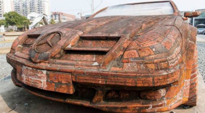 Kitajski umetnik zgradil opečni mercedes