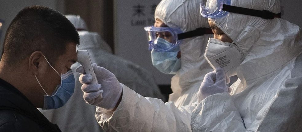 Kitajski koronavirus je nalezljiv, še preden se pojavijo simptomi, uradna izjava 