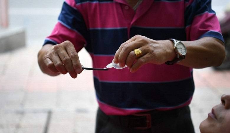 Kitajski frizer uspešno briše oči strank