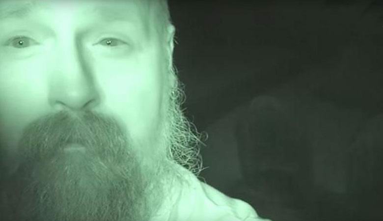 Duh pokopališča je zadel objektiv kamere