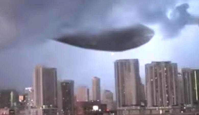 Kolosalni NLP na nebu nad ZDA je poslal svetlobne kroglice navzdol.
