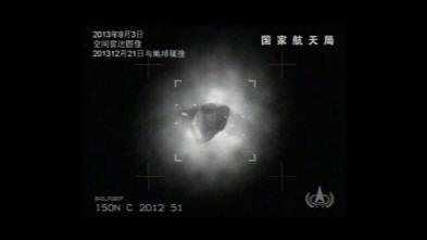 Komet ISON leti z dvema neznanima telesoma