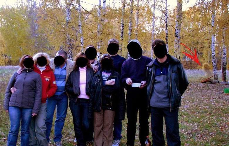 Kostroma razpravlja o fotografiji z duhom pogrešanega dekleta.