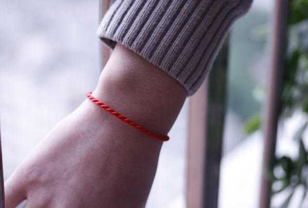Na kateri roki je pravilno nositi rdečo nit 