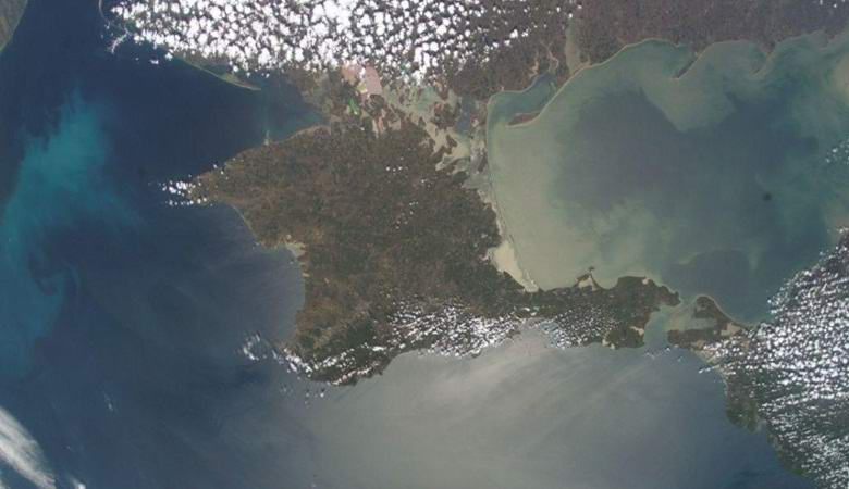 Krim počasi, a neusmiljeno pluje proti celinski Rusiji