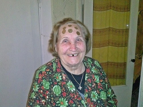 Krimska čudežna babica privlači likalnike, žlice in ukroti duhove