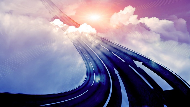 Majhen oblak je plaval po cesti in se dvigal v nebo.